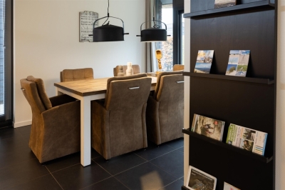 Villa 15 - Bas eetfauteuil met handgreep en parketwielen